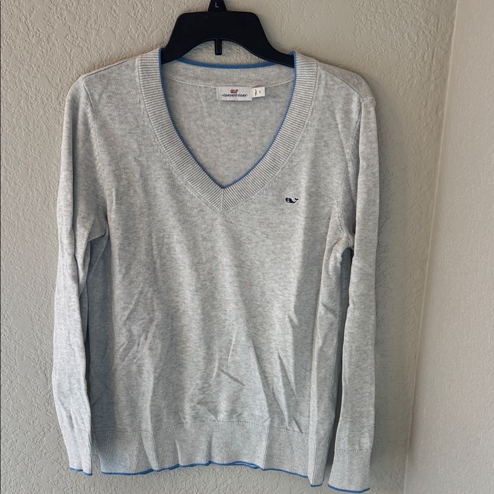 Vineyard Vines Gray Sweater with Blue Accents
